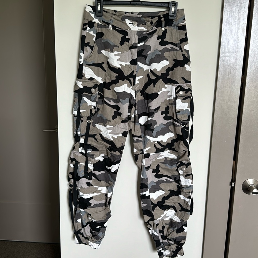 grey army print pocketed cargo pants